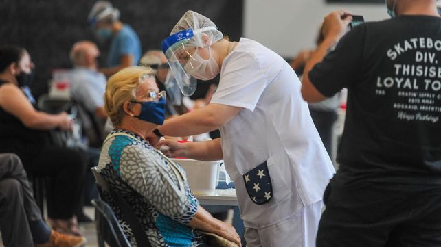Operativo. Ayer colocaron 5 mil terceras dosis de Pfizer en el centro de inoculaciones ubicado en la ex Rural.