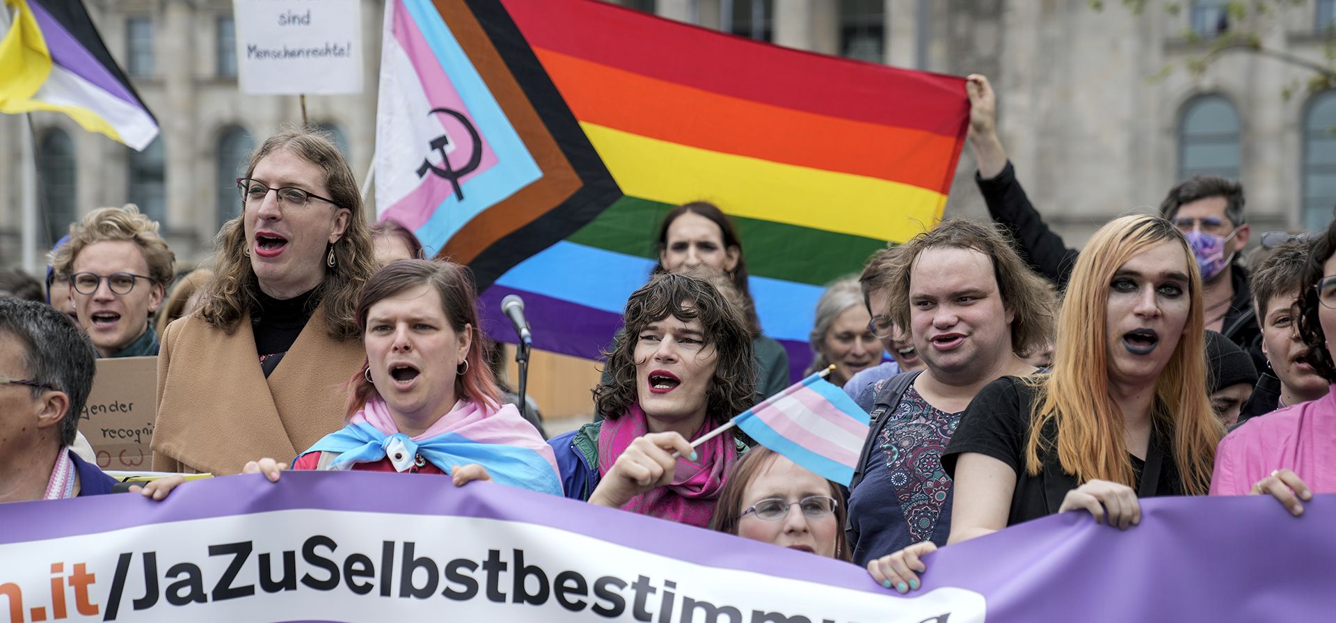 Manifestantes protestan exigiendo una ley para proteger los derechos de la comunidad transgénero frente al edificio del parlamento Bundestag en Berlín, el viernes 12 de abril de 2024. Los legisladores alemanes aprobaron el viernes una legislación que facilitará que las personas transgénero, intersexuales y no binarias cambien su nombre y sexo en registros oficiales. (Foto AP/Ebrahim Noroozi) Manifestantes protestan exigiendo una ley para proteger los derechos de la comunidad transgénero frente al edificio del parlamento Bundestag en Berlín, el viernes 12 de abril de 2024. Los legisladores alemanes aprobaron el viernes una legislación que facilitará que las personas transgénero, intersexuales y no binarias cambien su nombre y sexo en registros oficiales. (Foto AP/Ebrahim Noroozi)