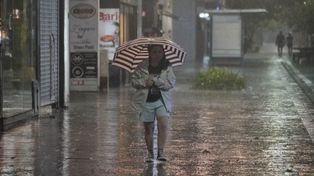 Pasó la tormenta fuerte pero hay alerta naranja por vientos muy intensos