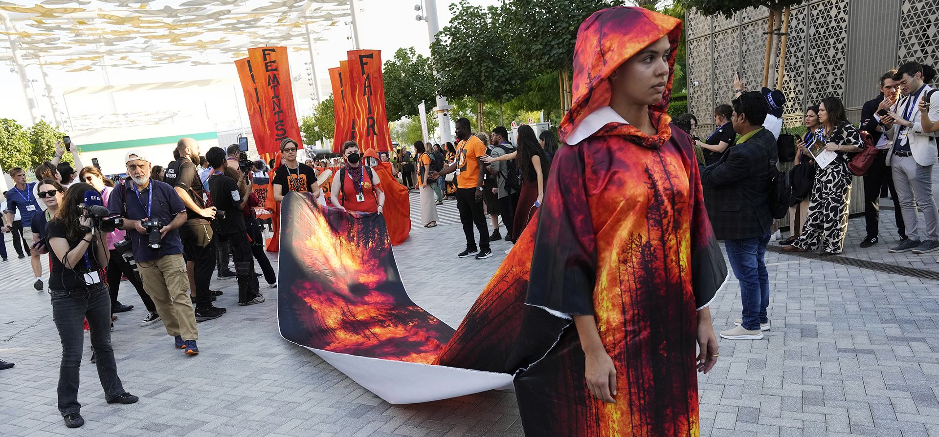 Activistas protestan contra los combustibles fósiles en la Cumbre Climática de la ONU COP28, el martes 5 de diciembre de 2023, en Dubai, Emiratos Árabes Unidos. (Foto AP/Peter Dejong) Activistas protestan contra los combustibles fósiles en la Cumbre Climática de la ONU COP28, el martes 5 de diciembre de 2023, en Dubai, Emiratos Árabes Unidos. (Foto AP/Peter Dejong)