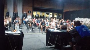 Lunes, 23 horas. Habían pasado ya tres horas del horario de cierre de la atención del centro de hisopado del Galpón 17 y aún decena de personas esperaban que le tomaran la muestra.
