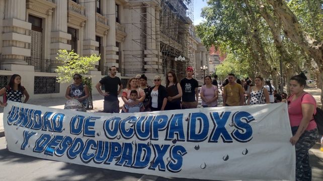 Representantes de las familias de Magaldi y Benteveo reclaman la relocalización de tierras y las obras de infraestructura para poder mudarse.