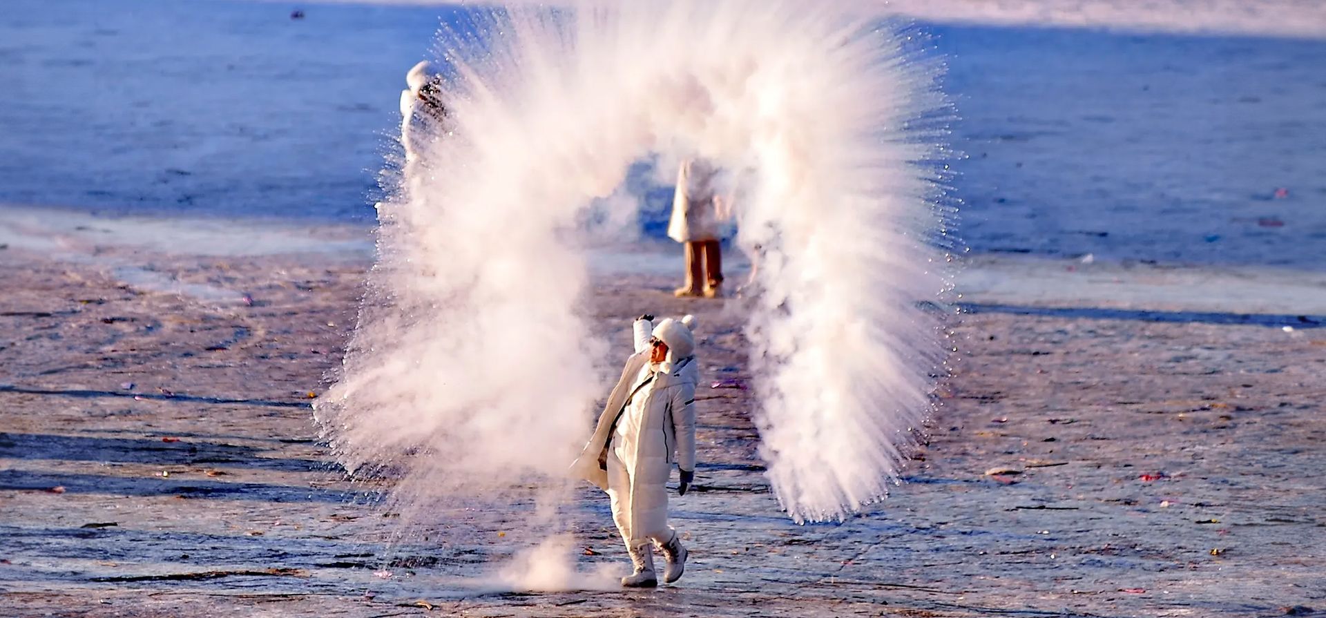 Un turista salpica agua que inmediatamente se convierte en hielo sobre el río Songhua congelado en la provincia de Heilongjiang, Harbin, China. Fotografía: VCG/Getty Images