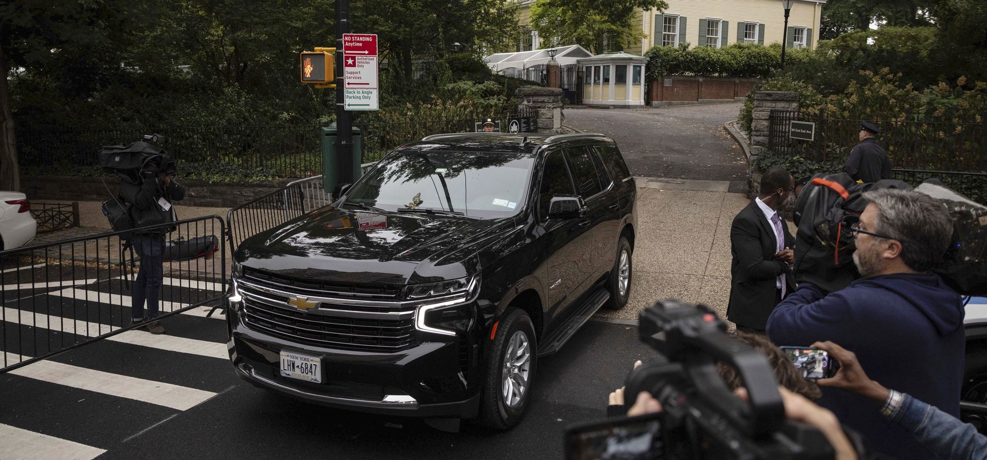 Un automóvil sale de la mansión Gracie, la residencia oficial del alcalde de la ciudad de Nueva York, Eric Adams. Adams fue acusado este jueves oficialmente por la Fiscalía federal, que le investiga desde 2021, de cargos de soborno, fraude y solicitud de donaciones ilegales al Gobierno turco para su campaña a la Alcaldía, el jueves 26 de septiembre de 2024, en Nueva York. (Foto AP/Yuki Iwamura) Un automóvil sale de la mansión Gracie, la residencia oficial del alcalde de la ciudad de Nueva York, Eric Adams. Adams fue acusado este jueves oficialmente por la Fiscalía federal, que le investiga desde 2021, de cargos de soborno, fraude y solicitud de donaciones ilegales al Gobierno turco para su campaña a la Alcaldía, el jueves 26 de septiembre de 2024, en Nueva York. (Foto AP/Yuki Iwamura)