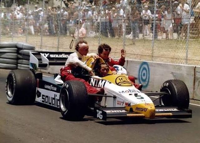 Otros tiempos. El bueno de Jacques Laffitte trae en los pontones de su Williams a los pilotos de McLaren Niki Lauda y Alain Prost, dos de los 14 que se golpearon con los muros.