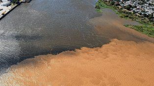 La diferencia de colores en el agua del Puerto Santa Fe se vio intensificada por la crecida. Créditos: @Obsesivamente&nbsp;
