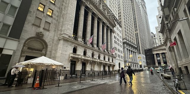 La gente pasa por delante de la Bolsa de Valores de Nueva York el martes 26 de noviembre de 2024. (Foto AP/Peter Morgan)