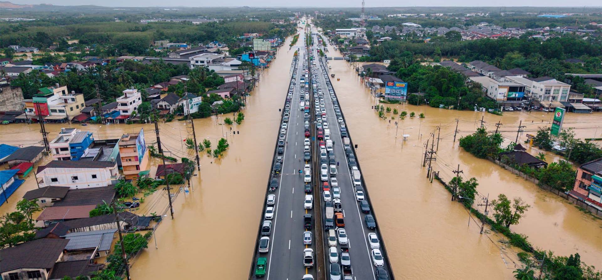 Los vehículos están aparcados en una carretera elevada para evitar que lleguen a las inundaciones tras días de lluvias intensas en la provincia sureña de Songkhla, Hat Yai, Tailandia. Fotografía: Arnun Chonmahatrakool/Thai News Pix/AFP/Getty Images Los vehículos están aparcados en una carretera elevada para evitar que lleguen a las inundaciones tras días de lluvias intensas en la provincia sureña de Songkhla, Hat Yai, Tailandia. Fotografía: Arnun Chonmahatrakool/Thai News Pix/AFP/Getty Images