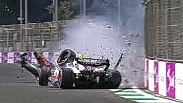 Mick Schumacher debió ser hospitalizado luego de sufir un despiste.