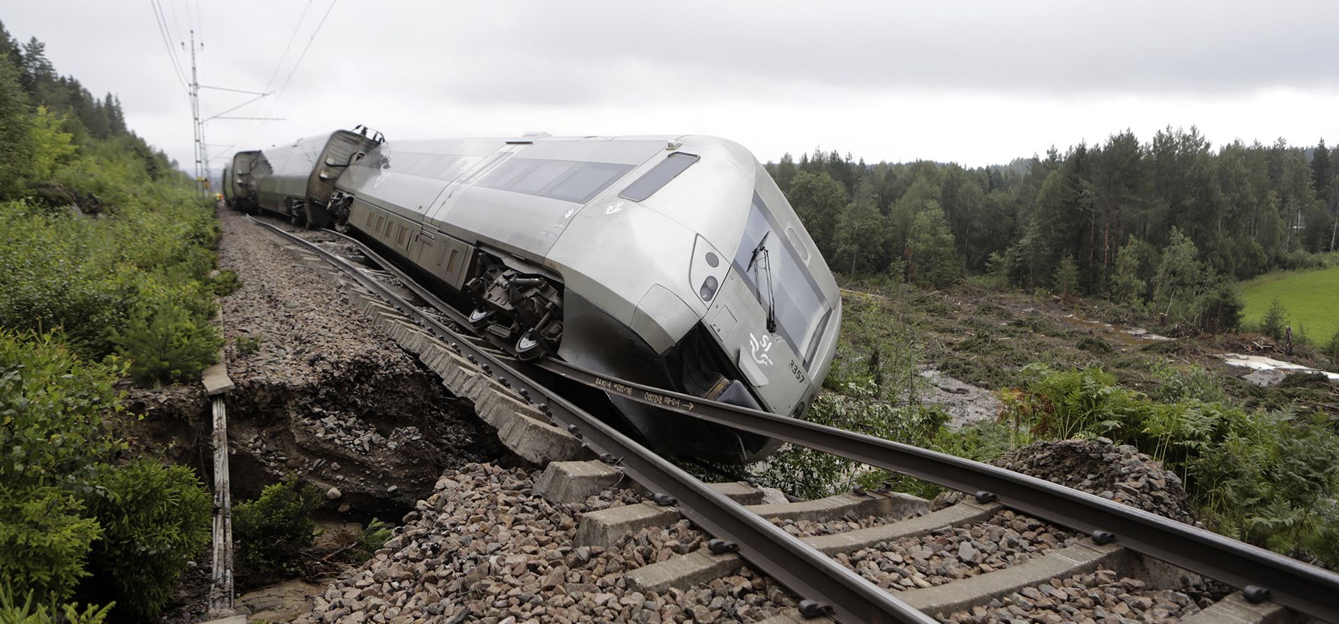 Un tren de pasajeros que transportaba a 120 pasajeros descarriló entre Iggesund y Hudiksvall en Suecia, el lunes 7 de agosto de 2023. (Mats Andersson/Agencia de noticias TT vía AP) Un tren de pasajeros que transportaba a 120 pasajeros descarriló entre Iggesund y Hudiksvall en Suecia, el lunes 7 de agosto de 2023. (Mats Andersson/Agencia de noticias TT vía AP)