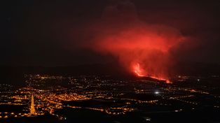 Una enorme nube de ceniza mantiene sin vuelos a la isla de La Palma