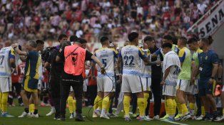 Central: el árbitro Darío Herrera acusó a Sández de iniciar el tumulto final con Estudiantes