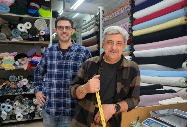 Víctor y Jerónimo Soso en su local de calle Corrientes 968. Trabajan codo a codo en esta empresa familiar.