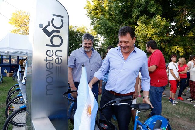 Tras El acto. El intendente Raimundo hizo una recorrida en bicicleta.&nbsp;