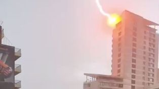 En medio de la intensa tormenta eléctrica que se abatió este miércoles sobre Rosario u0n rayo impactó sobre un edificio y causó alarma.&nbsp;