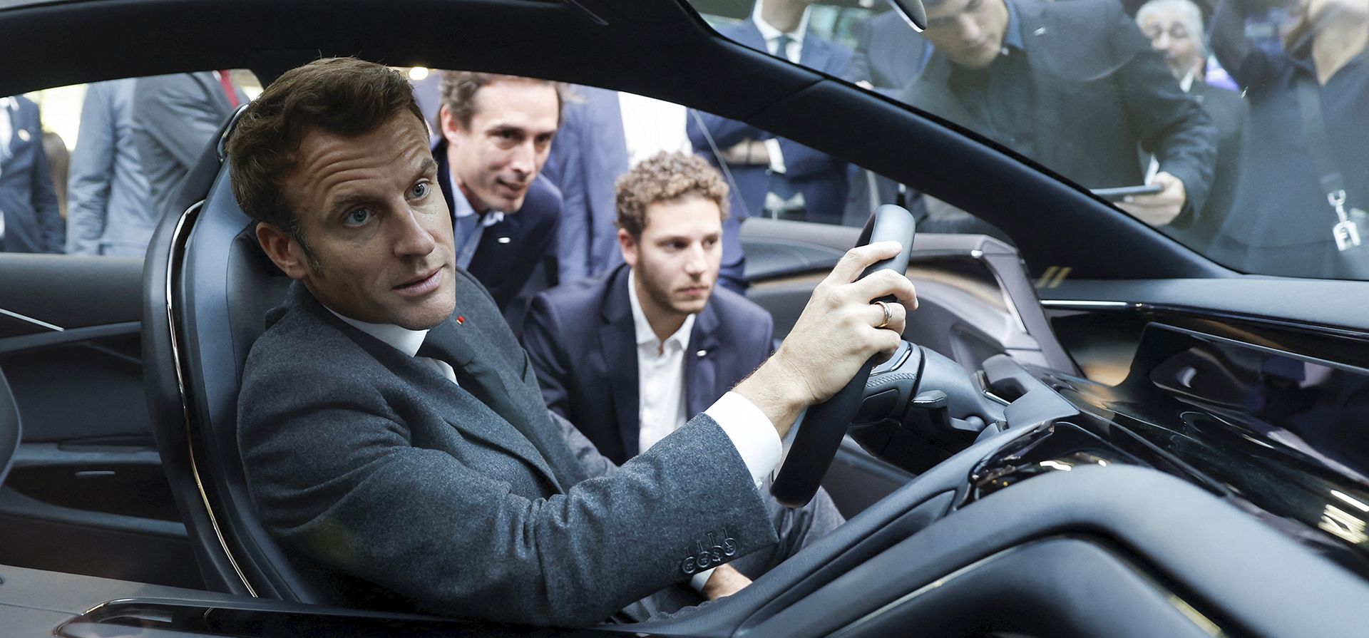 El presidente francés, Emmanuel Macron, se sienta dentro del Hopium Machina Vision impulsado por hidrógeno en el Salón del automóvil de París, el lunes 17 de octubre de 2022. La corriente principal con una cuota de mercado cada vez mayor que se pronostica que crecerá con fuerza a medida que la UE presione para eliminar gradualmente los vehículos con motor de combustión interna para 2035.