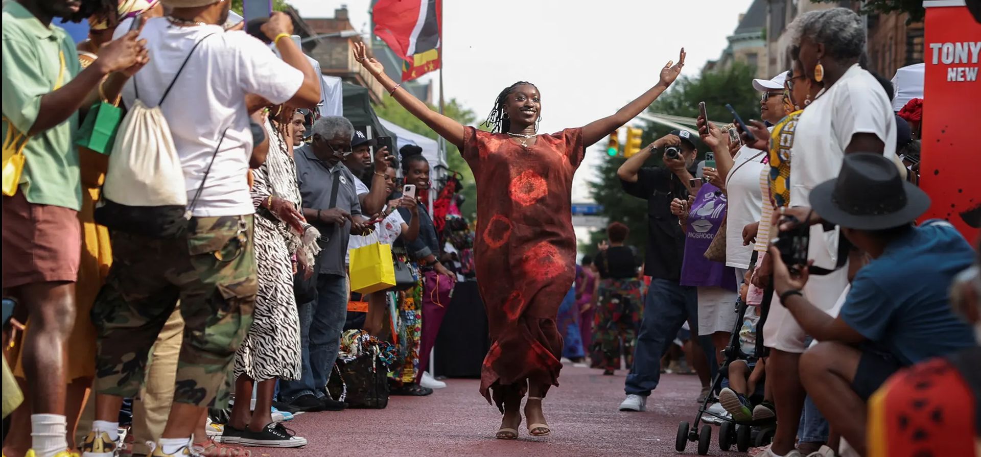 Nueva York, Estados Unidos. Una modelo presenta creaciones de diseñadores locales durante una celebración de Juneteenth en Brooklyn. Fotografía: Amr Alfiky/Reuters Nueva York, Estados Unidos. Una modelo presenta creaciones de diseñadores locales durante una celebración de Juneteenth en Brooklyn. Fotografía: Amr Alfiky/Reuters