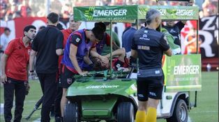 Brian Calderara sale en el carrito médico. Newells se quedó sin el 3 titular y el suplente en un santiamén.