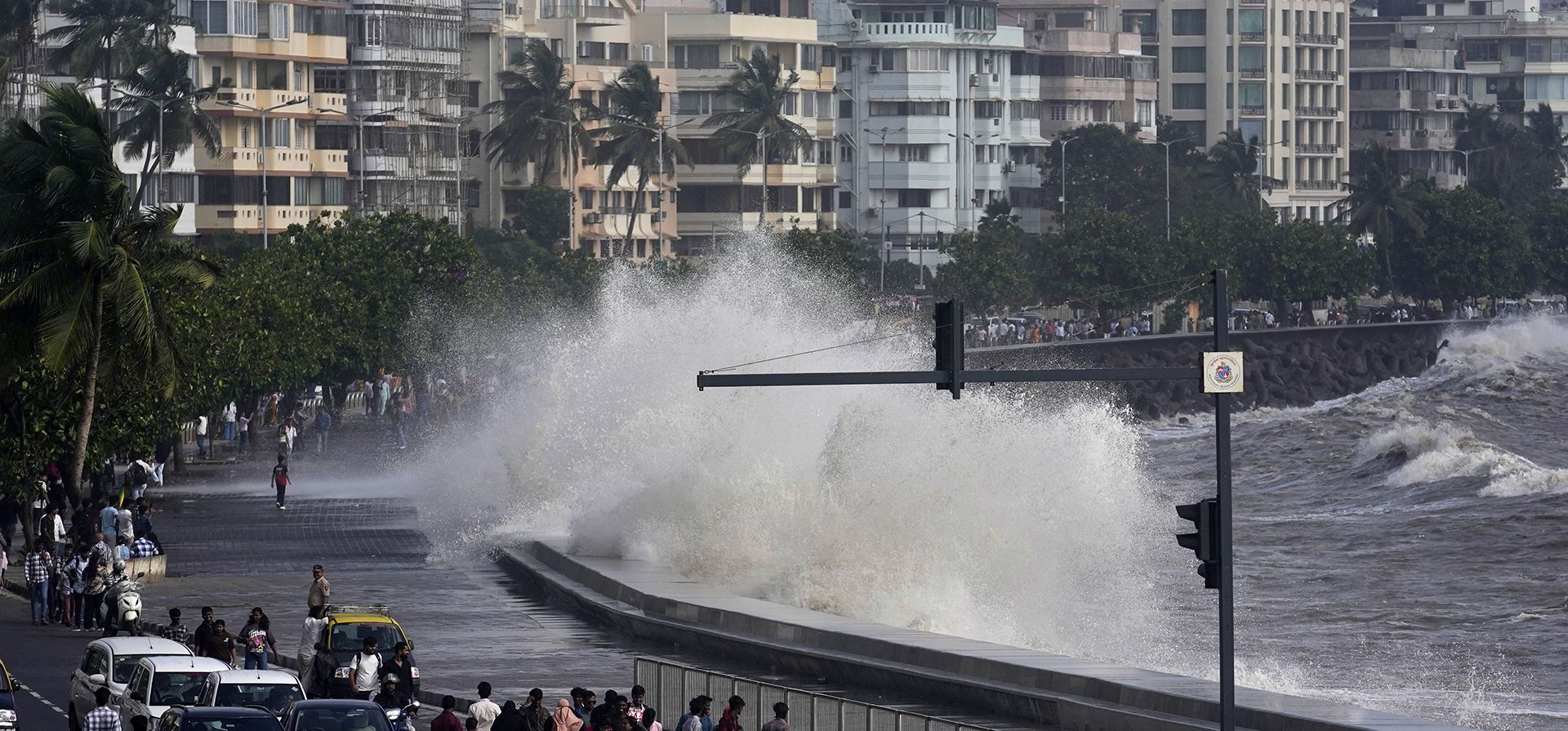 Las olas de marea alta azotan la costa del mar Arábigo en el paseo marítimo de Marine Drive en Mumbai, India, el martes 17 de junio de 2025. (Foto AP/Rajanish Kakade) Las olas de marea alta azotan la costa del mar Arábigo en el paseo marítimo de Marine Drive en Mumbai, India, el martes 17 de junio de 2025. (Foto AP/Rajanish Kakade)