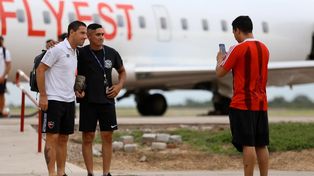 Magnetismo. Maxi se fotografía con un hincha de fútbol apenas arribó al aeropuerto de Santiago. La Fiera concita la atención de cualquiera, sin importar la camiseta.