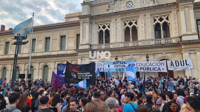Marcha y reclamo. El veto a la Ley de Financiamiento Universitario desató una movilización masiva en Santa Fe.