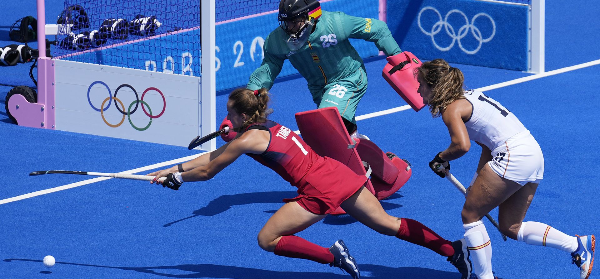 La jugadora estadounidense Abigail Tamer intenta anotar un gol durante el partido de hockey sobre césped femenino del Grupo B entre Estados Unidos y España en el Estadio Yves-du-Manoir durante los Juegos Olímpicos de Verano de 2024, el lunes 29 de julio de 2024, en Colombes, Francia. (Foto AP/Aijaz Rahi) La jugadora estadounidense Abigail Tamer intenta anotar un gol durante el partido de hockey sobre césped femenino del Grupo B entre Estados Unidos y España en el Estadio Yves-du-Manoir durante los Juegos Olímpicos de Verano de 2024, el lunes 29 de julio de 2024, en Colombes, Francia. (Foto AP/Aijaz Rahi)