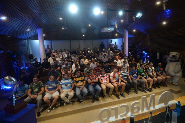 Arranca la ovalada. Los jugadores que participarán del TRL compartieron el lanzamiento del certamen.