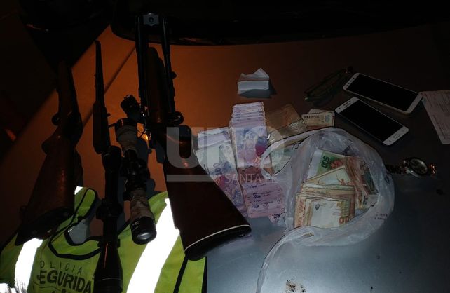 Las armas y el dinero secuestrado.