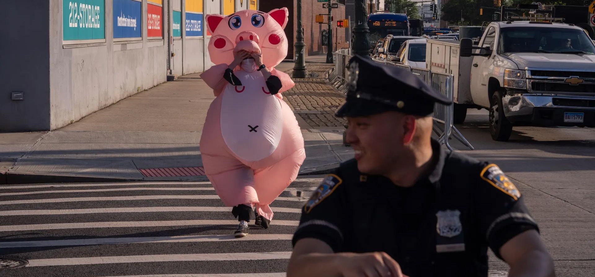 Un manifestante contra la policía se manifiesta frente a la gala de la fundación de la policía de la ciudad de Nueva York, que se llevó a cabo en el Museo Intrépido en un portaaviones, Nueva York, Estados Unidos. Fotografía: Adam Gray/Getty Images Un manifestante contra la policía se manifiesta frente a la gala de la fundación de la policía de la ciudad de Nueva York, que se llevó a cabo en el Museo Intrépido en un portaaviones, Nueva York, Estados Unidos. Fotografía: Adam Gray/Getty Images