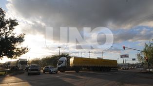 Comerciantes de Avenida Blas Parera denuncian el paso de camiones