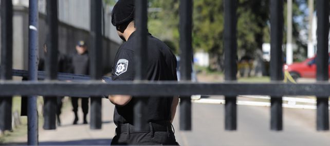 Un muerto y diez heridos en enfrentamiento entre detenidos en la Jefatura de Policía