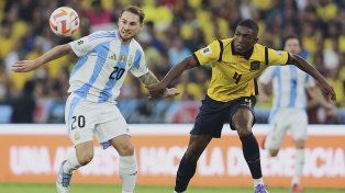 Alexis Mac Allister se esfuerza ante la marca del jugador ecuatoriano. Argentina va por un triunfo más.