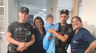 Dos policías salvaron la vida de una beba de un año con la maniobra de Heimlich