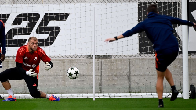 Iago Lozano entrenando junto al arquero italiano Michele Di Gregorio.