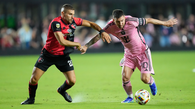 Julián Fernández intenta quitarle el balón a Lionel Messi. El encuentro de Newells - Inter Miami finalizó 1 a 1.