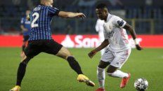 Vinicius Junior tras de gambetear a Rafael Toloi, en un duelo de brasileños. Vinicius Junior tras de gambetear a Rafael Toloi, en un duelo de brasileños.