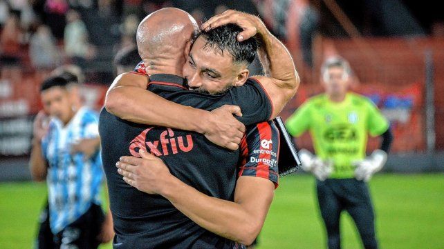 Martín Ferreyra junto a Iván Furios celebrando el gol de la victoria de Patronato ante Racing de Córdoba.&nbsp;