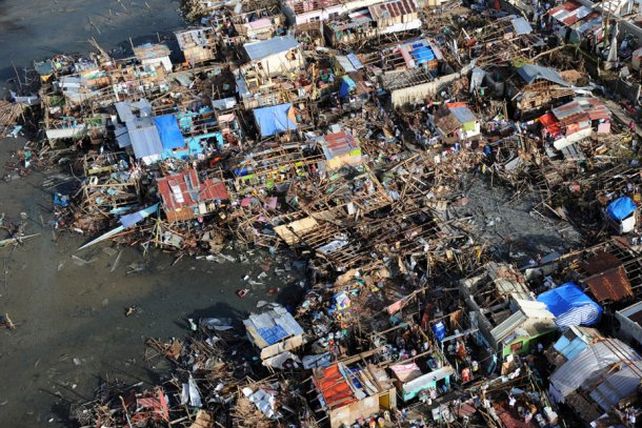 Los sobrevivientes del tifón están desesperados por agua y alimento