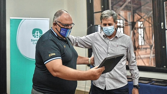 El intendente Emilio Jatón le entregó una plaqueta al profesor Adritán Tur