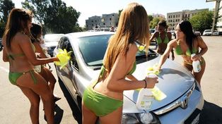 Chicas ecol&oacute;gicas lavaron gratis y en bikinis s&oacute;lo autos h&iacute;bridos y el&eacute;ctricos