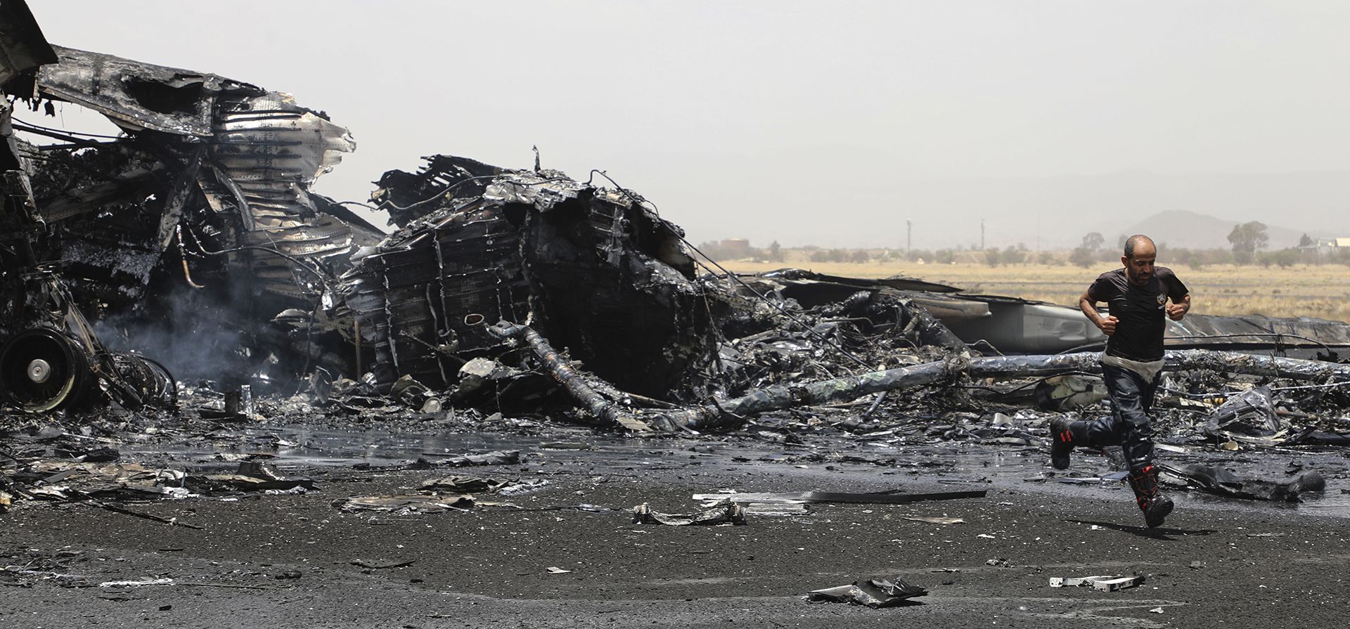 Yemeníes inspeccionan los restos de un avión civil destruido tras los ataques aéreos israelíes en el Aeropuerto Internacional de Saná, Yemen, el miércoles 7 de mayo de 2025. (Foto AP/Osamah Abdulrahman) Yemeníes inspeccionan los restos de un avión civil destruido tras los ataques aéreos israelíes en el Aeropuerto Internacional de Saná, Yemen, el miércoles 7 de mayo de 2025. (Foto AP/Osamah Abdulrahman)