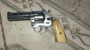 Cayó una pareja violenta en Santa Fe: él era un evadido de Coronda y estaba armado