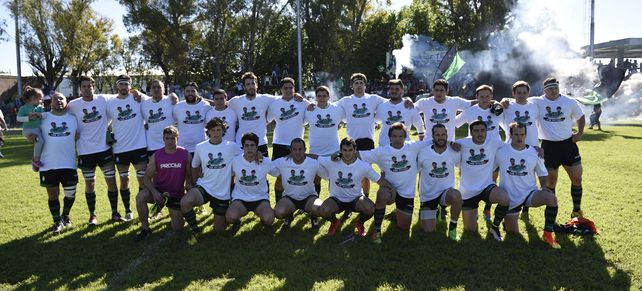 Memoria. El primer equipo posa con una remera con las fotos de Joaquín e Ignacio. Todo un gesto de hermandad.