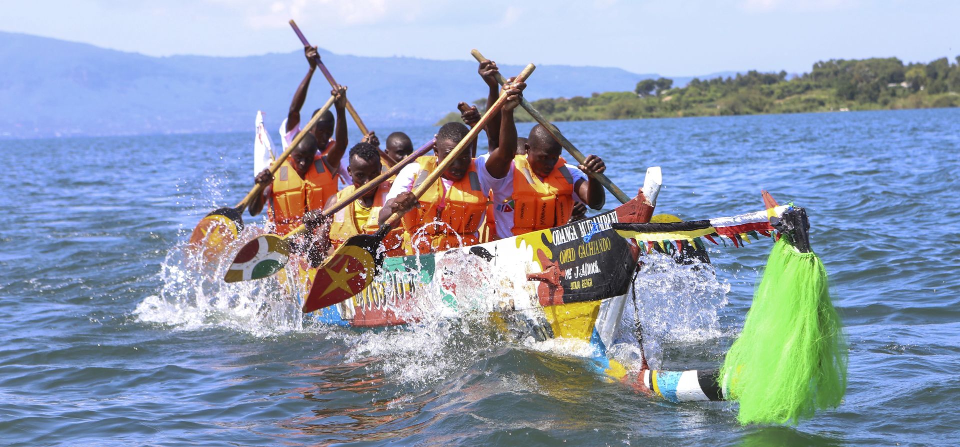 Un hombre realiza acrobacias mientras un grupo de arte de Burundi actúa durante el Festival anual Rusinga que se celebra el viernes antes de Navidad. (Foto AP) Un hombre realiza acrobacias mientras un grupo de arte de Burundi actúa durante el Festival anual Rusinga que se celebra el viernes antes de Navidad. (Foto AP)