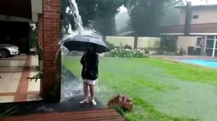 Un chico de 12 años jugaba bajo la lluvia y sobrevivió de milagro a la caída de un rayo