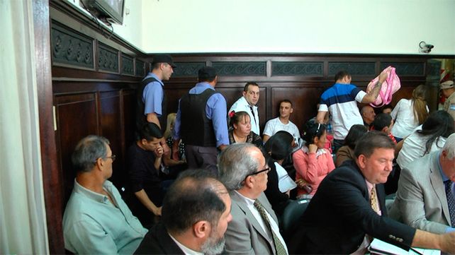 Padre e hijo. Gonzalo junto a Matías esperarán la resolución del tribunal.