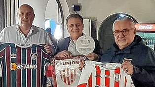 Cena de camaradería entre dirigentes de Unión y Fluminense