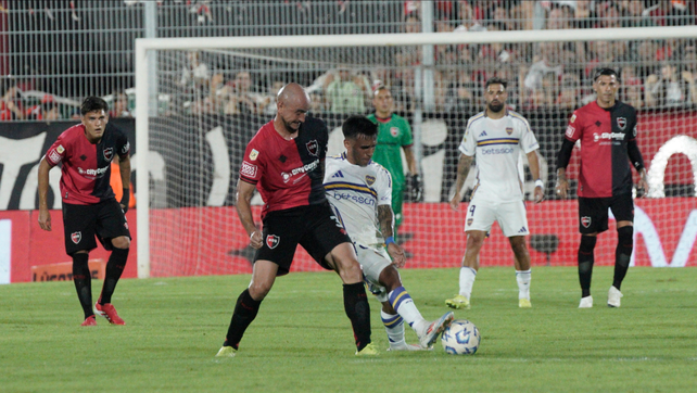 Cocoliso Gonz&aacute;lez disputa la pelota durante el partido que Newell's le gan&oacute; a Boca. Ese d&iacute;a, el nueve tampoco anot&oacute;.