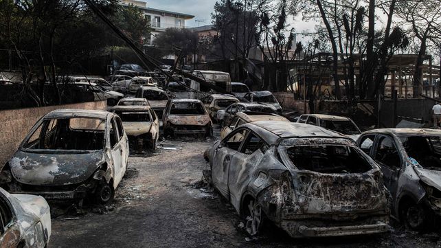 El mayor incendio de la década en Grecia deja numerosos muertos, casas y vehículos destruidos