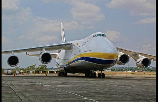 El avión de transporte más grande del mundo llega con equipos para buscar al ARA San Juan